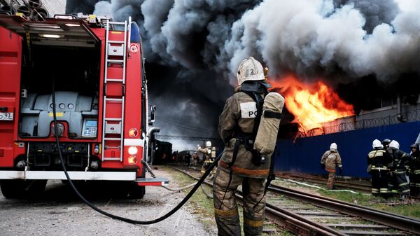 Сотрудники МЧС во время тушения пожара на складе