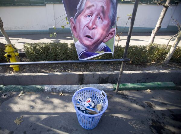 Портрет Буша и корзина с обувью для метания. Тегеран