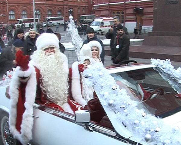 Вместо тройки лошадей - белый кадиллак. Дед Мороз приехал в Москву
