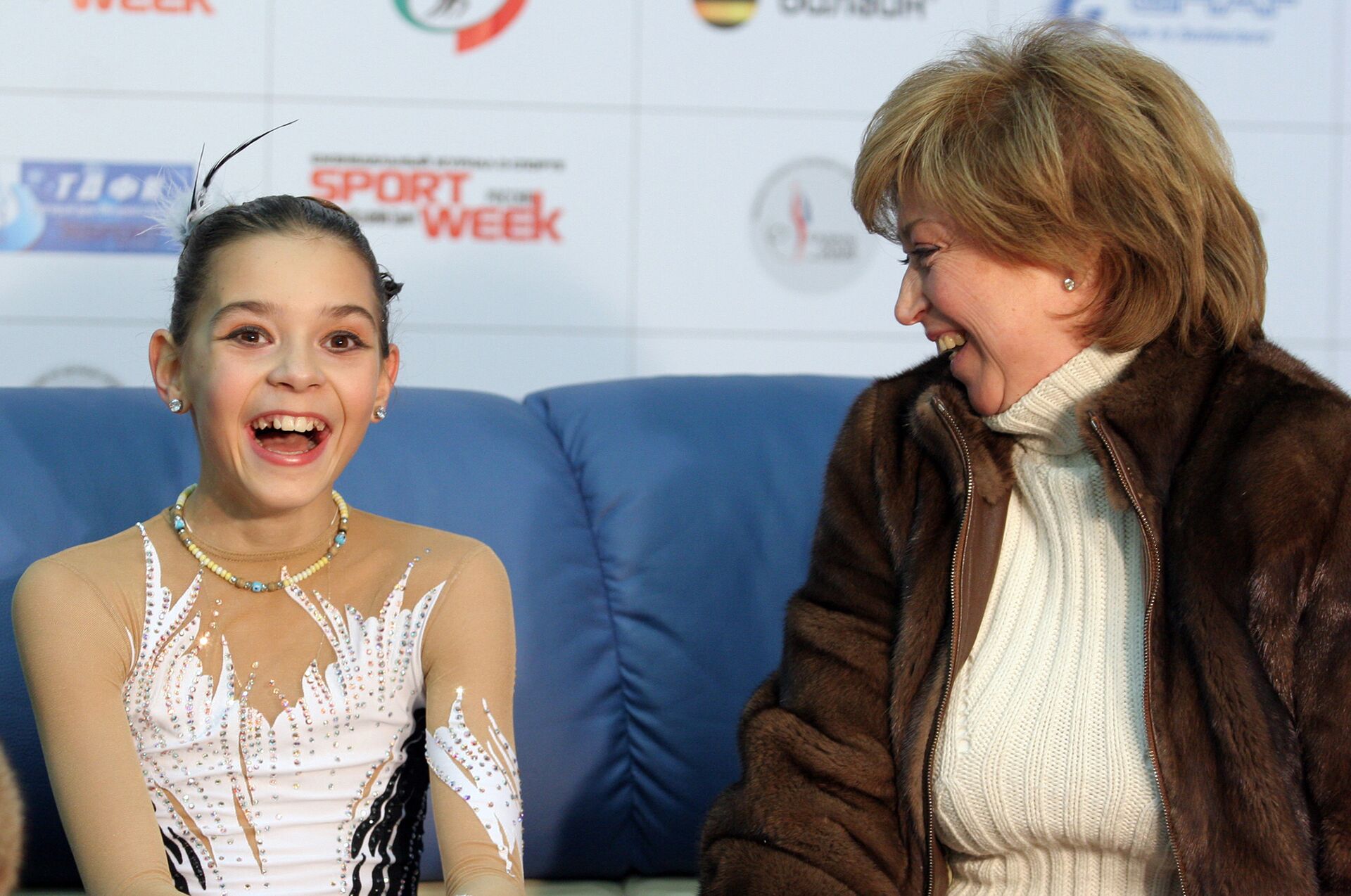 Фигуристка Аделина Сотникова (слева), занявшая 1-е место на чемпионате России по фигурному катанию, и ее тренер Елена Водорезова (справа). - РИА Новости, 1920, 21.04.2025