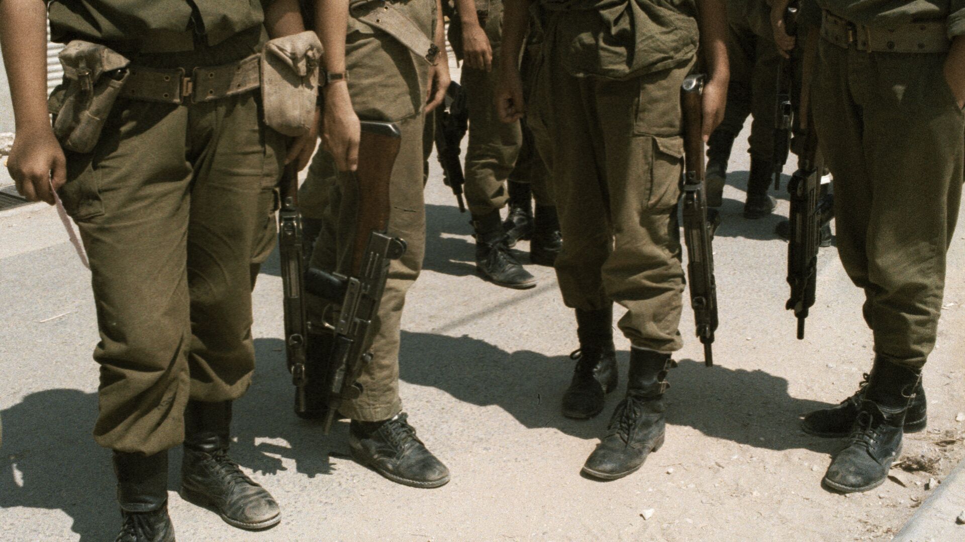 Израильские солдаты с оружием в руках - РИА Новости, 1920, 13.05.2021