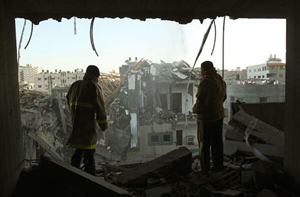 Разрушенное здание после воздушной атаки израильскими военными в секторе Газа