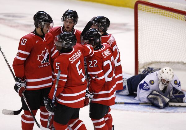 Игроки молодежной сборной Канады по хоккею радуются очередной шайбе в ворота Казахстана