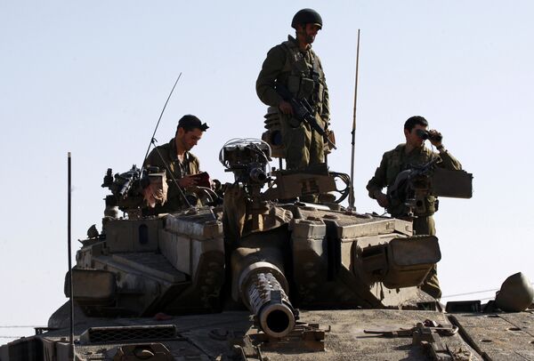 Израильские войска и бронетехника на границе сектора Газа