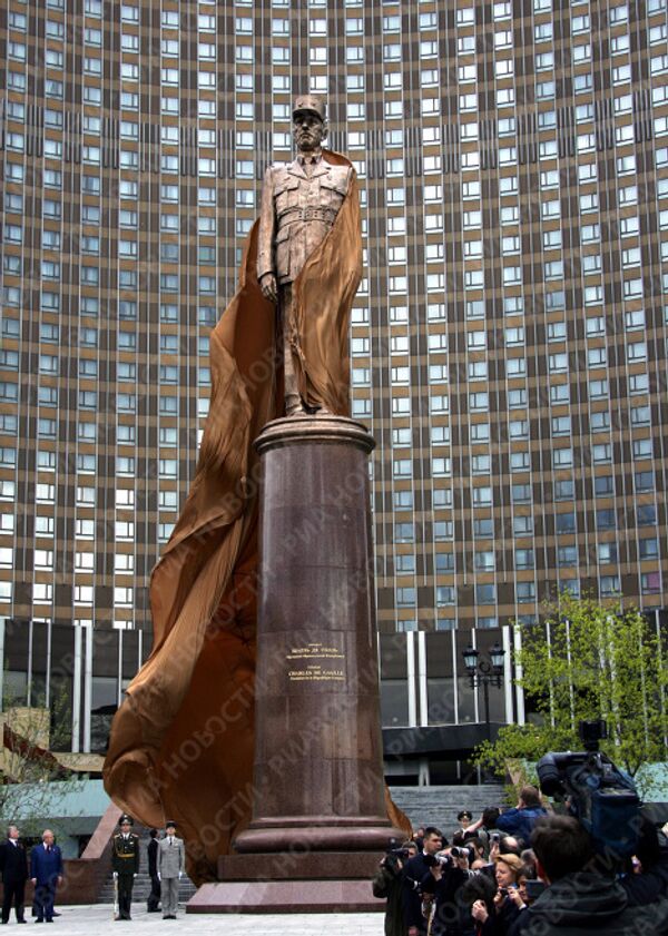 Памятник легендарному политическому деятелю Шарлю де Голлю