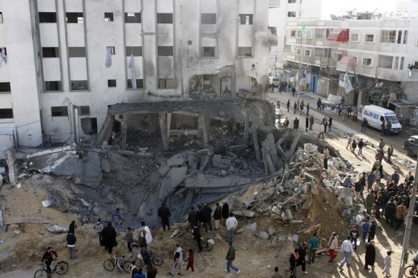 Разрушенное после авиаударов израильских ВВС здание одного из полицейских штабов движения ХАМАС