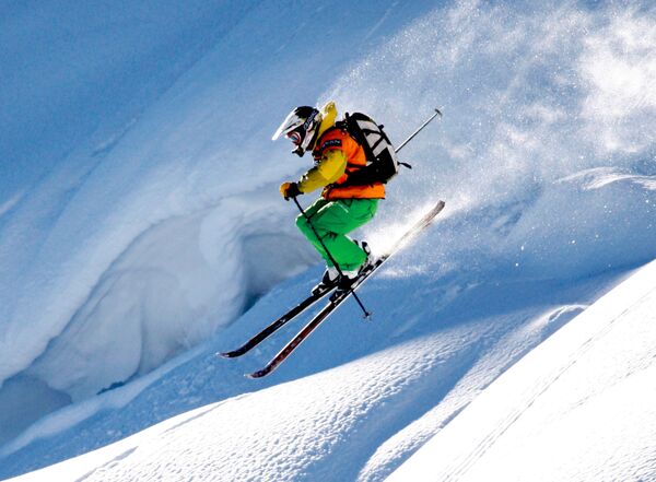 МЧС ищет сноубордиста, пропавшего во время схода лавины на Алатау