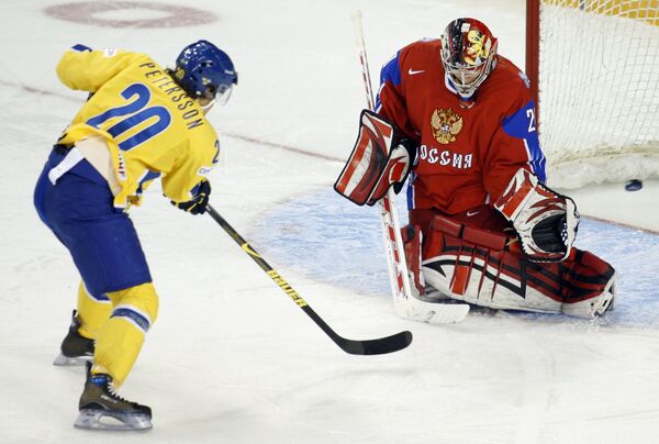 Шведский форвард Петерссон забивает шайбу в ворота молодежной сборной России