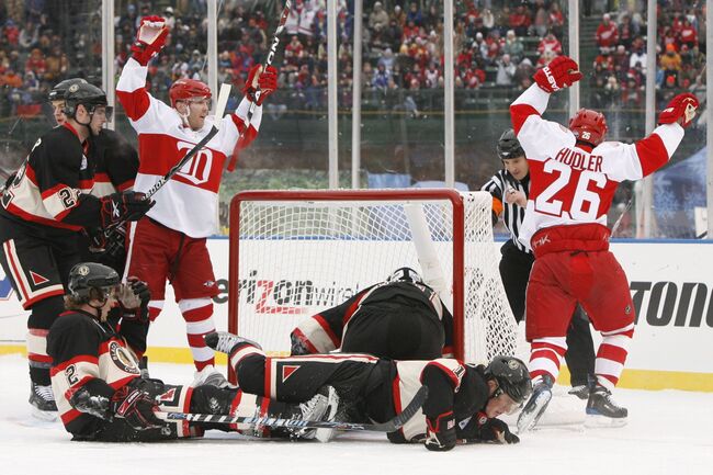 Хоккеисты Детройта празднуют гол в ворота Чикаго в матче Winter Classic