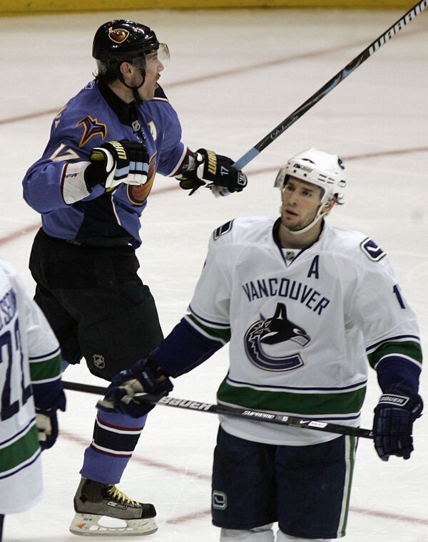 Форвард АтлантыИлья Ковальчук празднует гол в ворота Ванкувера в матче НХЛ