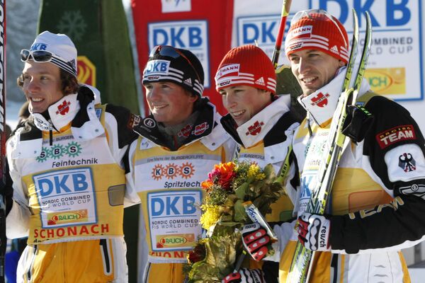 Лыжники сборной Германии Тино Эдельман, Георг Хеттих, Эрик Френцель и Бьорн Кирхайзен (слева направо) после победы на этапе Кубка мира по лыжному двоеборью