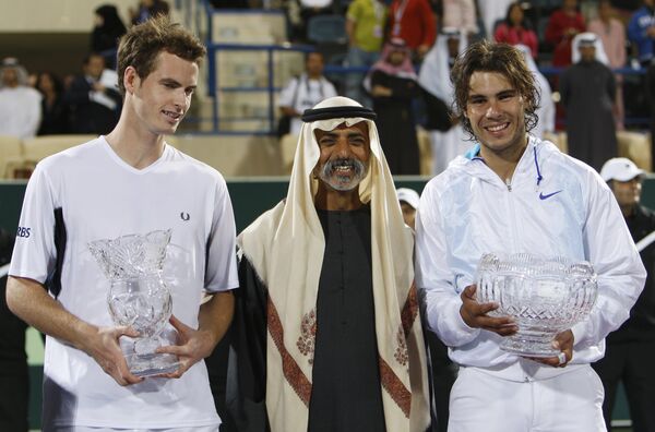Энди Мюррей и Рафаэль Надаль после финального матча выставочного турнира в Абу-Даби