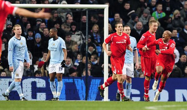 Футболисты Ноттингем Форест (справа) празднуют гол в ворота Манчестер Сити в матче Кубка Англии