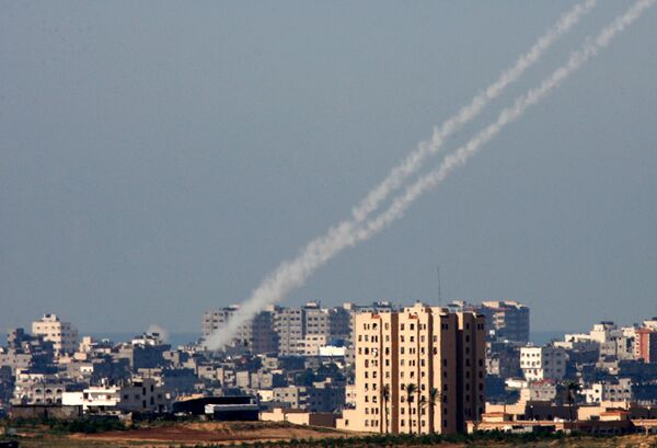 Следы запуска неуправляемых ракет по израильским городам