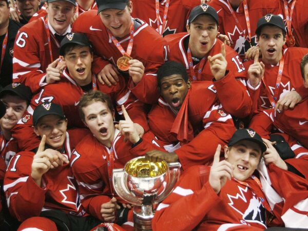 Сборная Канады по хоккею с главным трофеем молодежного чемпионата мира
