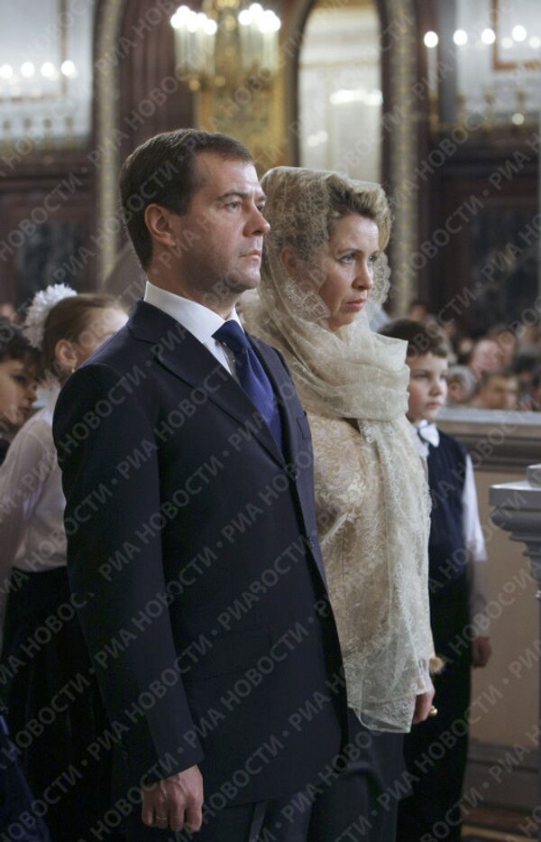 Президент РФ Д.Медведев и супруга президента РФ С. Медведева во время Рождественского богослужения в храме Христа Спасителя