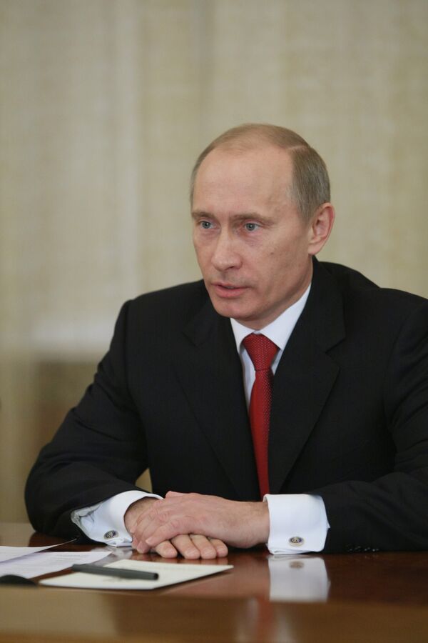 Россия должна снизить дефицит бюджета начиная с 2010 года - Путин
