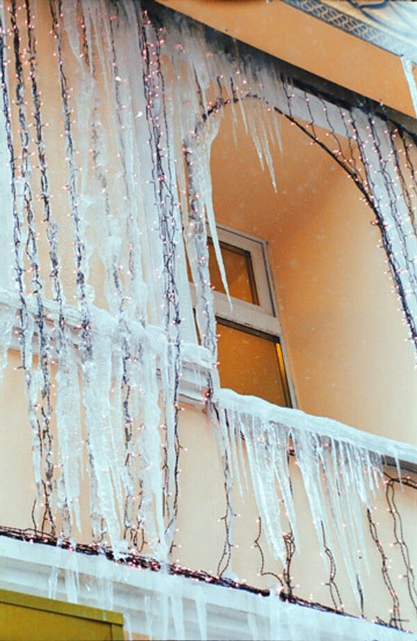 Первые пострадавшие при падении сосулек этой зимой появились в Москве
