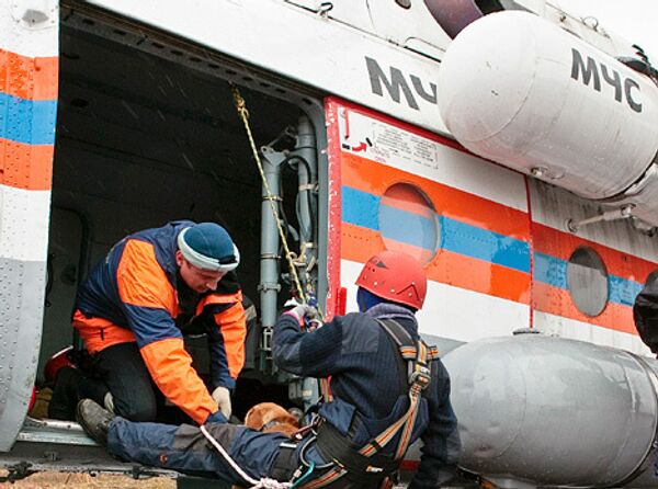 Вертолет доставил двоих тяжелораненых при крушении поезда в Петербург