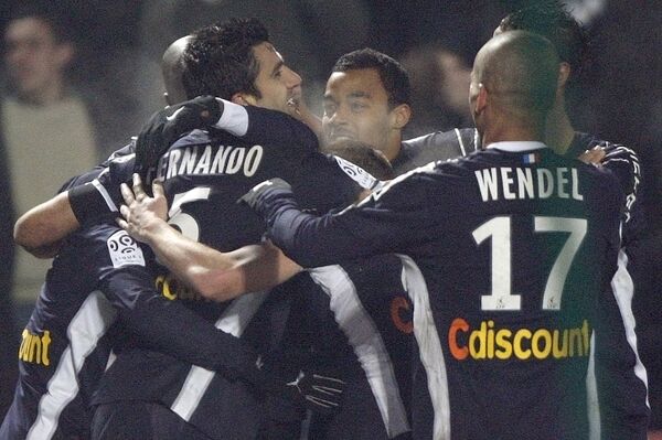 Футболисты Бордо празднуют гол в ворота ПСЖ в матче чемпионата Франции
