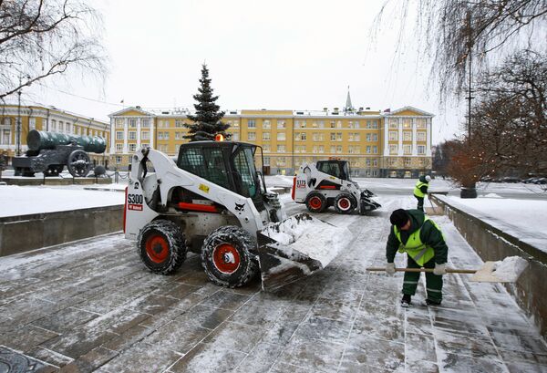 Уборка снега на территории Кремля. Архив