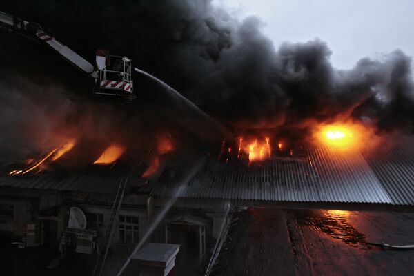 Обрушение произошло в горящих мастерских РЖД в Москве