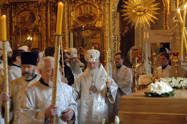 Божественная литургия и заупокойное богослужение у надгробия Алексия II