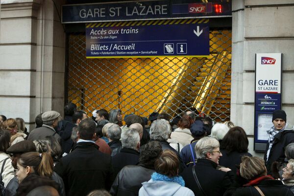 Железнодорожный вокзал Сен-Лазар в Париже был закрыт из-за забастовки машинистов