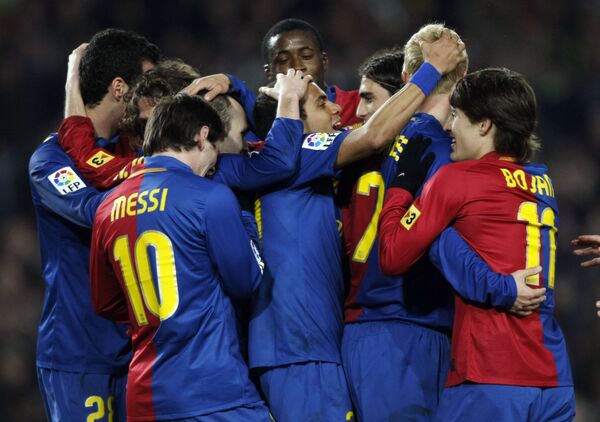 Футболисты Барселоны празднуют гол в ворота Атлетико