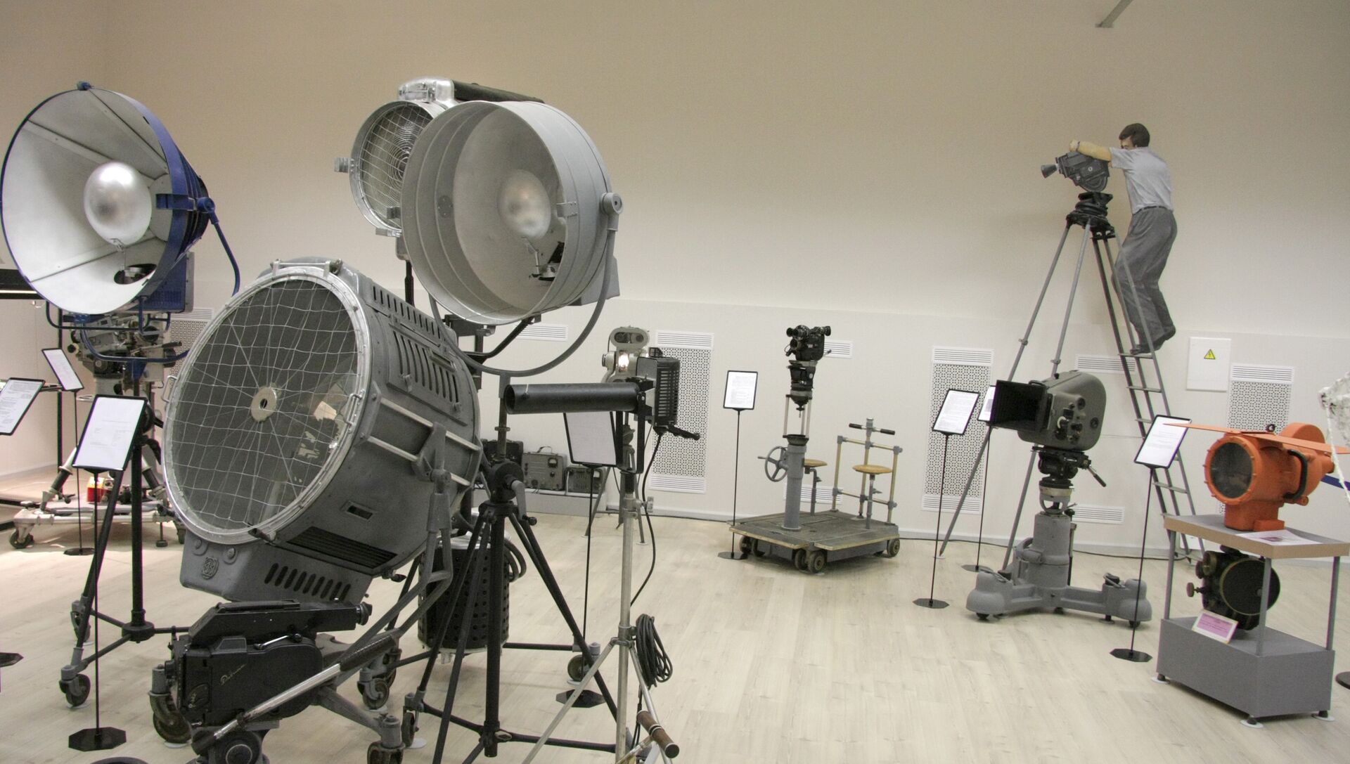 киностудия горького москва. цнф киностудия. киностудия центр. цнф павильоны. киностудия имени м горького ул эйзенштейна д 8.