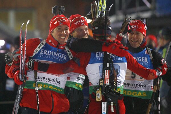 Норвежские биатлонисты Эмиль Свендсен, Александр Ус, Хальвард Ханевольд и Оле-Эйнар Бьорндален выиграли эстафету на пятом этапе КМ