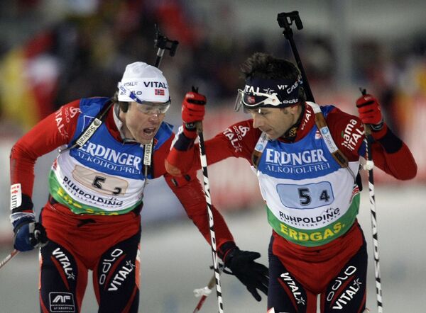 Норвежские биатлонисты Оле-Эйнар Бьорндален (справа) и Халвард Ханевольд