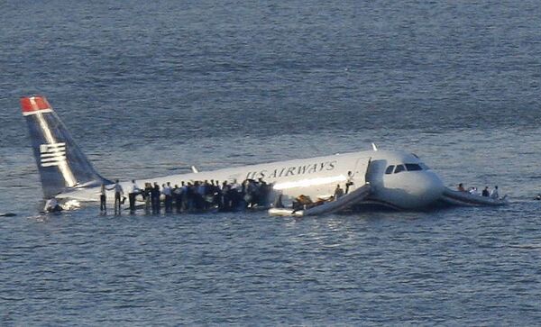 Пассажирский самолет Аэробус-320 рухнул в реку Гудзон в США