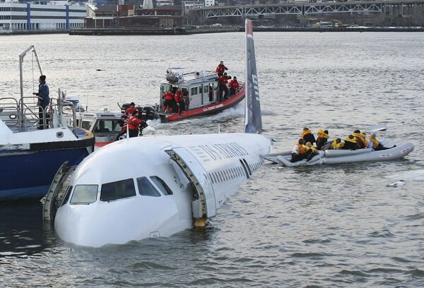 Пассажирский самолет Аэробус-320 упал в реку Гудзон в США