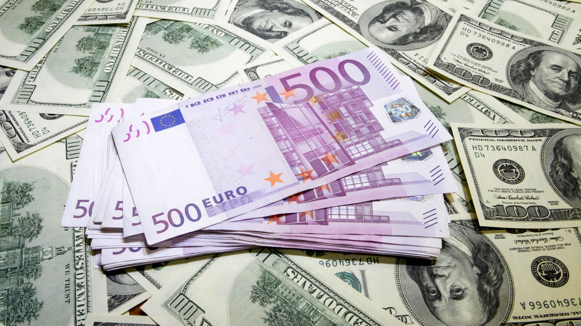 Аналитик объяснил, когда евро будет стоить меньше доллара