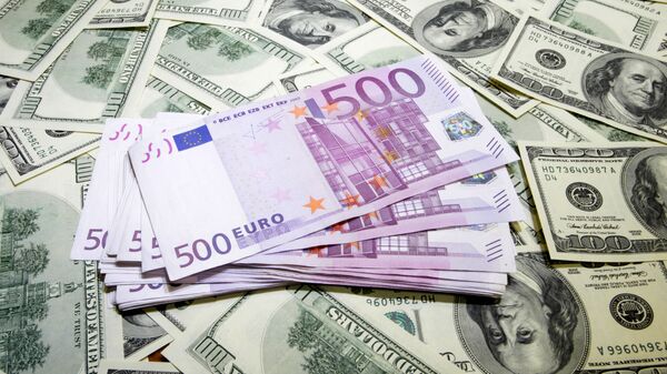 Денежные купюры: евро и доллары США. Архив