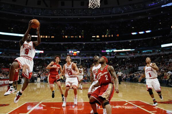 Форвард  Чикаго Луол Денг атакует корзину Кливленда в матче НБА