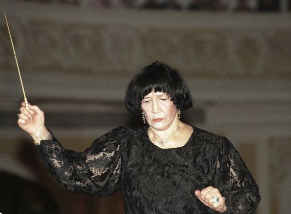 Вероника Дударова на выступлении. Архивное фото 1996 года