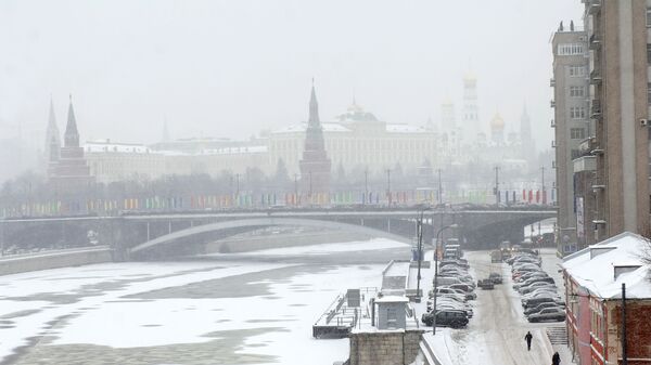 Москва-река в черте города стала покрываться льдом