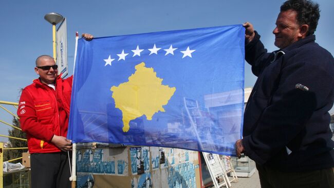 Жители Приштины с новым флагом самопровозглашенной респупблики Косово. Архив