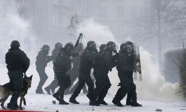 Разгон участников беспорядков у здания парламента в центре Вильнюса