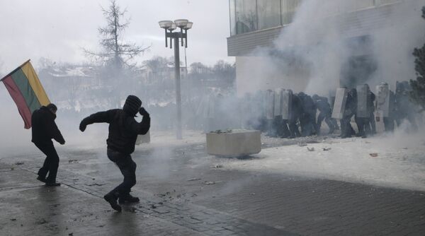 Беспорядки у здания парламента в центре Вильнюса