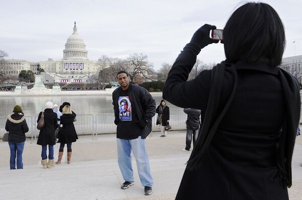 Американцы фотографируются рядом с Капитолием за день до инаугурации Барака Обамы