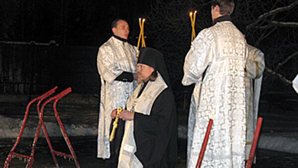 Епископ Егорьевский Марк освещает воду в озере Бездонном в Серебряном бору