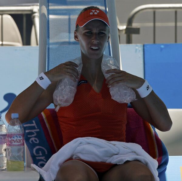 Елена Дементьева во время матча против Кристины Барройс на Australian Open