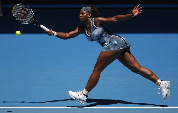 Серена Уильямс в матче первого круга Australian Open против китаянки Мен Юань