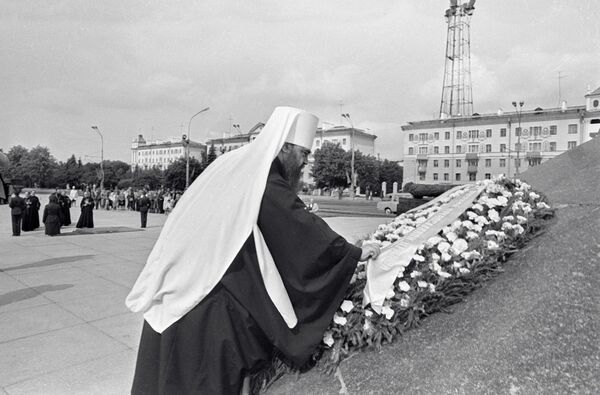 Митрополит Филарет возлагает венок к памятнику Победы