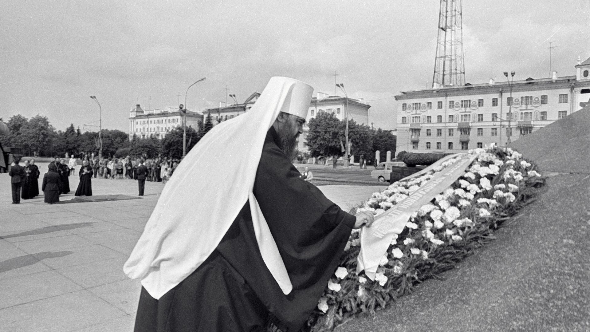 Митрополит Филарет возлагает венок к памятнику Победы - РИА Новости, 1920, 12.01.2021