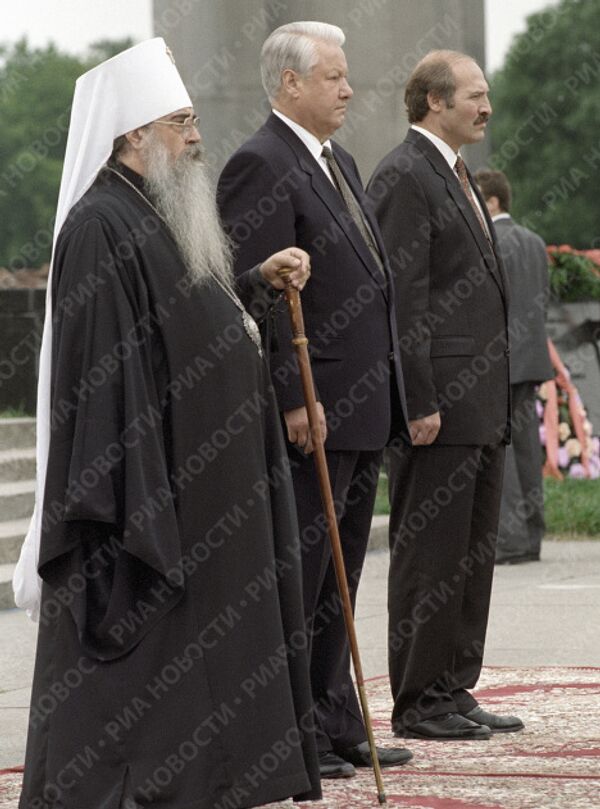 Митрополит Филарет, Президент РФ Ельцин и Президент Республики Беларусь Лукашенко на площади церемониалов в Брестской крепости