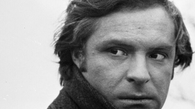 Актер Родион Нахапетов в роли Константина Петровича в фильме Мечтать и жить, архивное фото